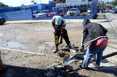 Alcaldía Santiago inicia construcción de aceras contenes y asfaltado