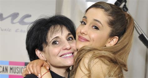 Ariana Grandes Mom Joan Tweets Touching Note For Manchester Ariana