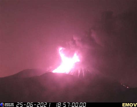 Etna Un Nuovo Parossismo Illumina La Notte Fontana Di Lava E Nube