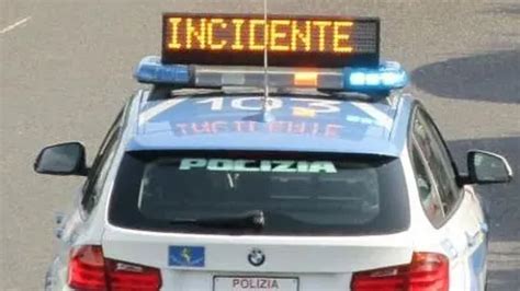 Incidente A Quaregna Auto Sbatte Contro Un Palo Della Luce Poi Perde