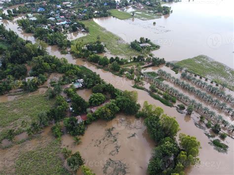 inundações em comunidades rurais na Tailândia causadas por tempestades