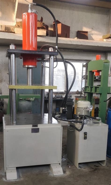 Mild Steel 4 Pillar Hydraulic Press Machine Capacity 200 Tons 100