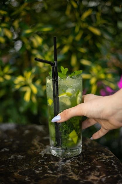 Premium Photo | Mojito is an alcoholic cocktail