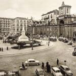 Napoli Porto Di Napoli Con La Vecchia Lanterna Del Molo Grande E I