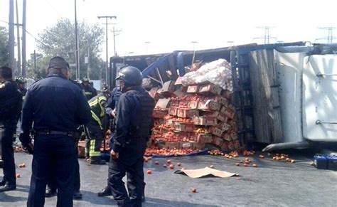 Cierran Eje Sur Por Volcadura De Cami N Que Transportaba Verduras