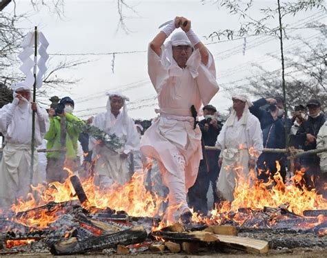 【茨城新聞】火の道歩き無病息災祈る 冬至の伝統行事 茨城・桜川で火渉祭