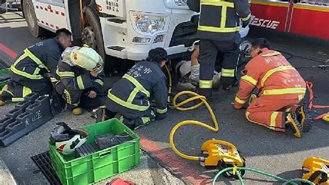 新聞 快訊／汐止車禍！大貨車疑未注意 前方騎士瞬間遭輾卡車底 Gossiping板 Disp Bbs