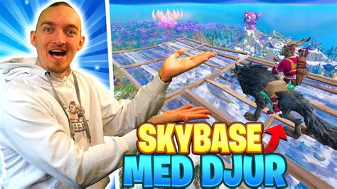 Jag Bygger Skybase Fast Med Djur I Fortnite Youtube