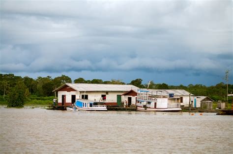 Premium Photo | Floating houses in amazon river - manaus - brazil