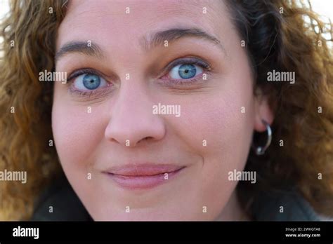 Femme blonde yeux bleus Banque de photographies et dimages à haute résolution Alamy