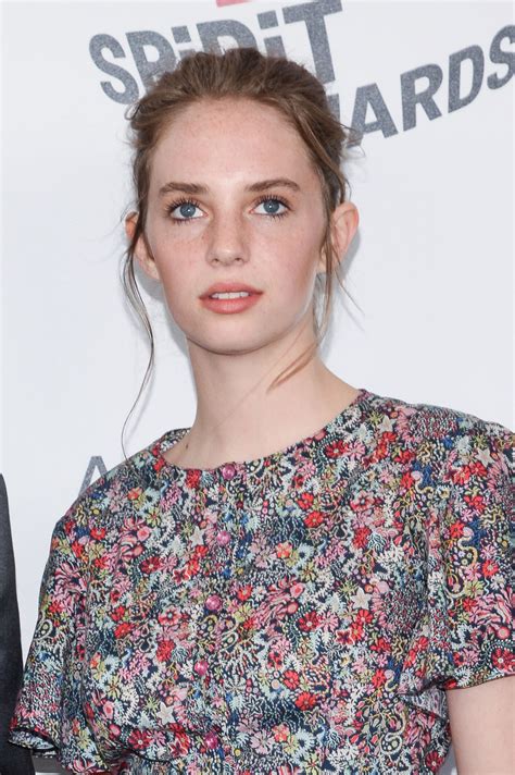 Pin de 𝔪𝔬𝔠𝔞 en Maya Hawke | Blusas dama, Actrices, Pelo