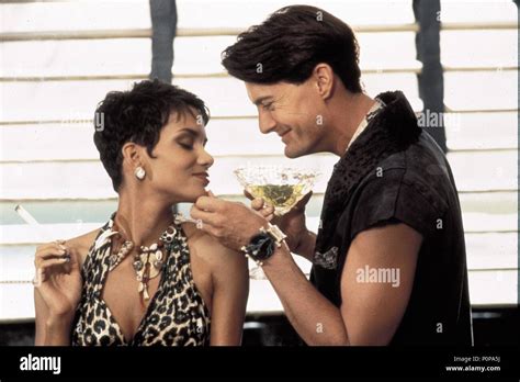 Halle berry kyle maclachlan flintstones hi-res stock photography and ...