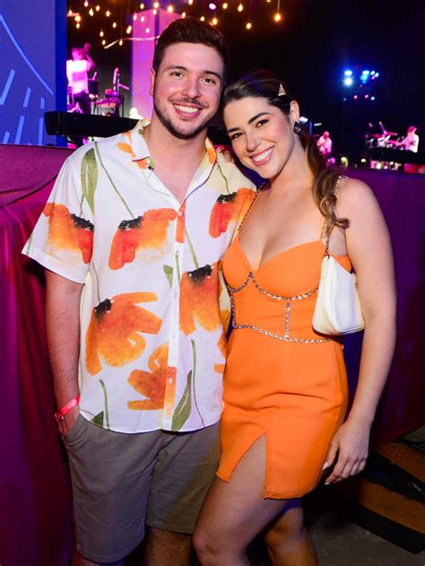 Foto Vivian Amorim E O Noivo Leo Hirschmann Combinaram Laranja Em