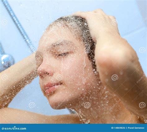 Het Baden Van De Jongen Onder Een Douche Stock Foto Image Of Gestemd