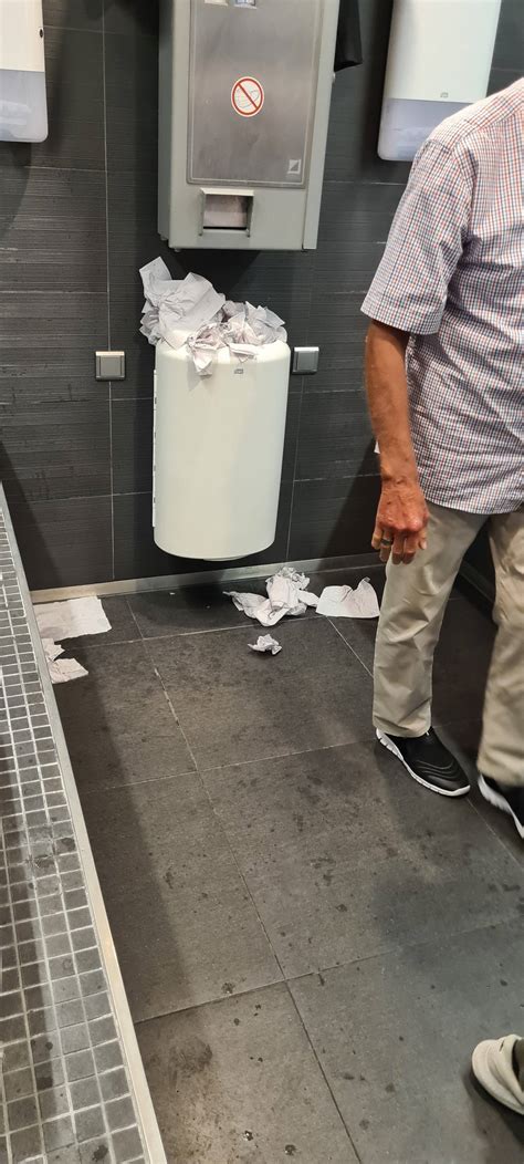 Reisender dokumentiert Schmutz am Düseldorfer Flughafen