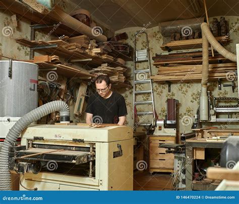 El Proceso De Hacer La Guitarra Cl Sica Foto De Archivo Imagen De