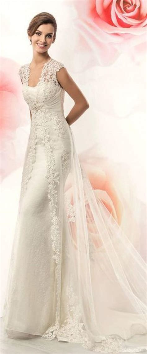 Junoesque Tulle Scoop Neckline Sheath Wedding Dresses With Lace