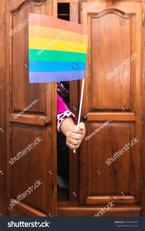 Gay closet 点を超えるロイヤリティフリーでライセンス可能な写真素材 Shutterstock