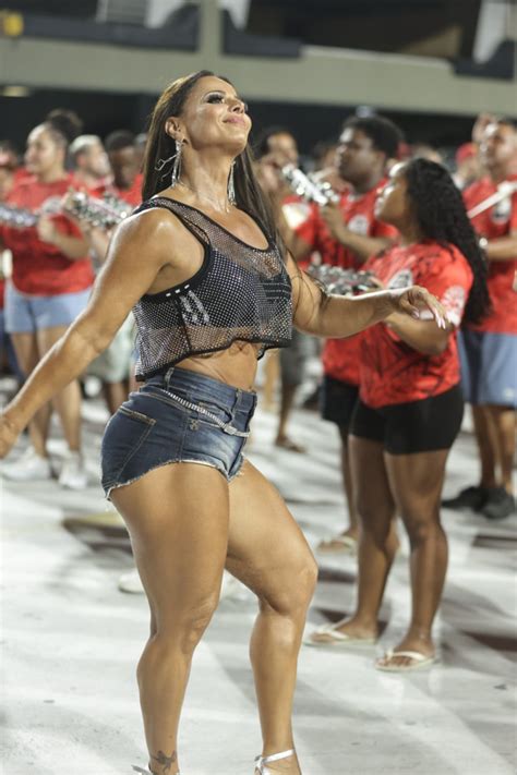 Foto Viviane Araujo Pernas Torneadas Roubaram A Cena Em Ensaio De