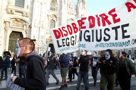 Milano In Piazza Duomo La Protesta Dei Centri Sociali Contro Il