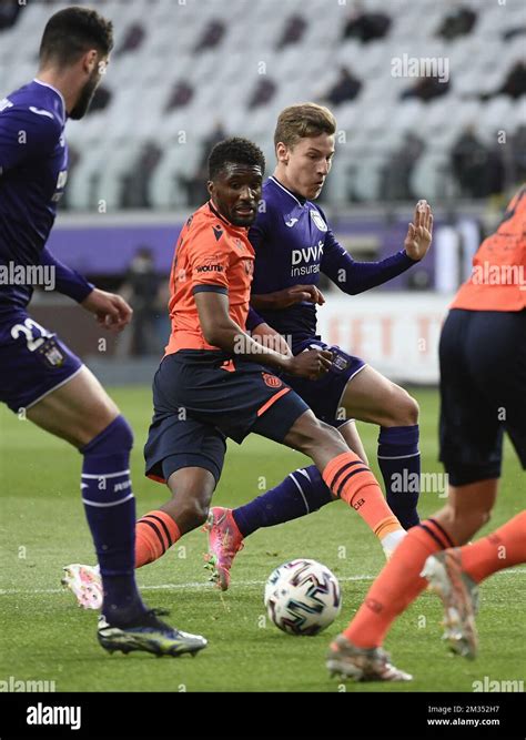 Clinton Mata Du Club Et Yari Verschaeren D Anderlecht Se Battent Pour