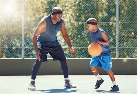 Familia Deportiva Y Aprendizaje De Baloncesto Con Un Padre Y Un Hijo