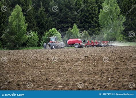 Le Grand Tracteur Avec La Charrue Laboure Le Champ Avant Les Semis Du