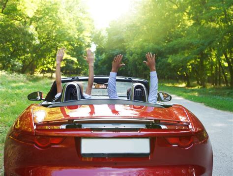 Pares Libres Felices Que Conducen En Cheerin Retro Rojo Del Coche