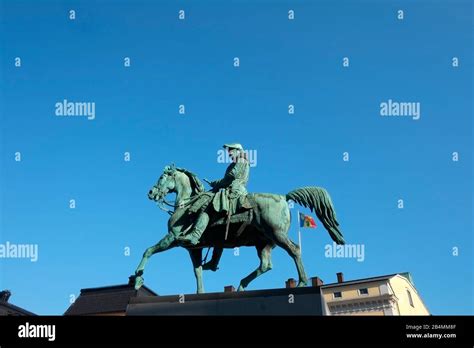 Estatua Ecuestre De Karl Xiv Johan En La Plaza Karl Johans Torg Fuera