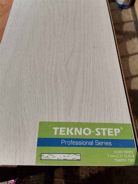 Piso Laminado Marca Tekno Step Linea Professional Series De 7mm