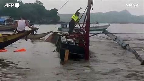 Si Rovescia Una Barca In Un Lago Nelle Filippine 23 Morti Video