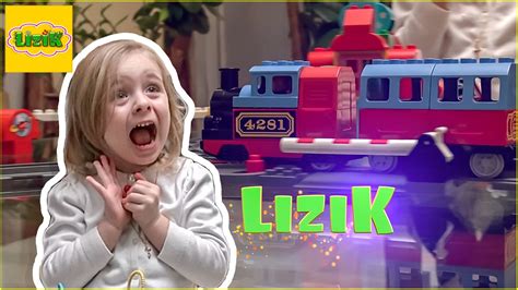 Lisa plays with Lego train and Airplane Лиза играет в ЛЕГО LEGO Duplo