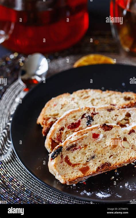 Pâtisserie de vacances Gâteau de Noël Stollen est un pain aux fruits