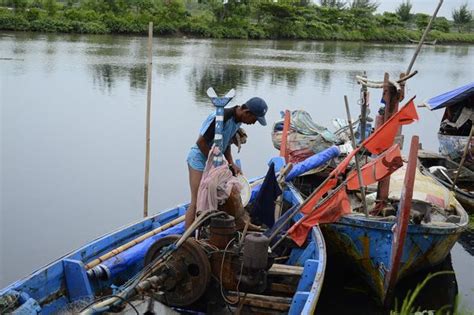 Kapal Terbalik Diterjang Ombak Dua Nelayan Berhasil Diselamatkan