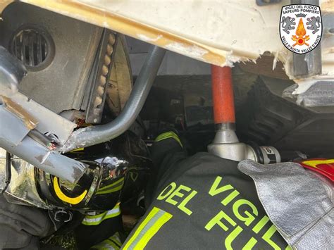 Incidente Stradale A Verres Autocarro Si Rovescia In Una Scarpata