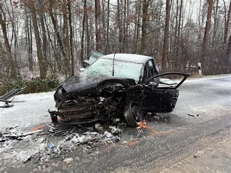 Wintereinbruch Sorgt F R Chaos In Bayern Zug Kracht In Auto