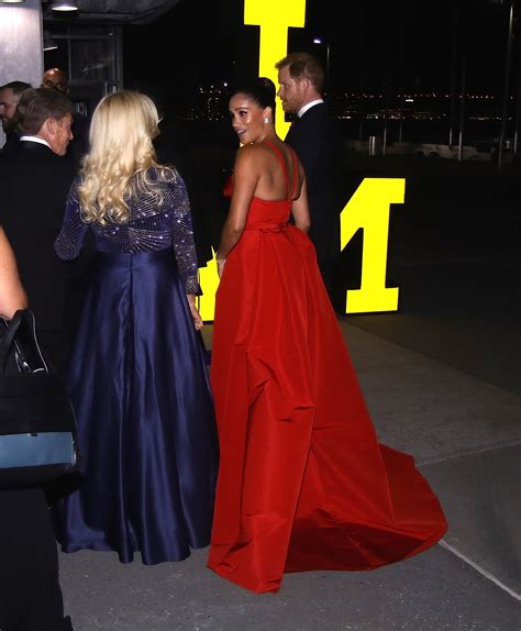 Meghan Markles Red Gown At The Salute To Freedom Gala Looks Divine Stylecaster