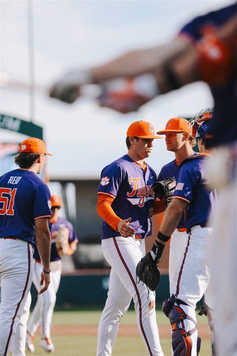 No 3 Clemson Scores Eight In The Ninth To Defeat No 7 Seminoles 9 8 In Game 2 Of Doubleheader