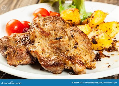 Gegrillte Steaks Und Ofenkartoffeln Stockbild Bild Von Hintergrund