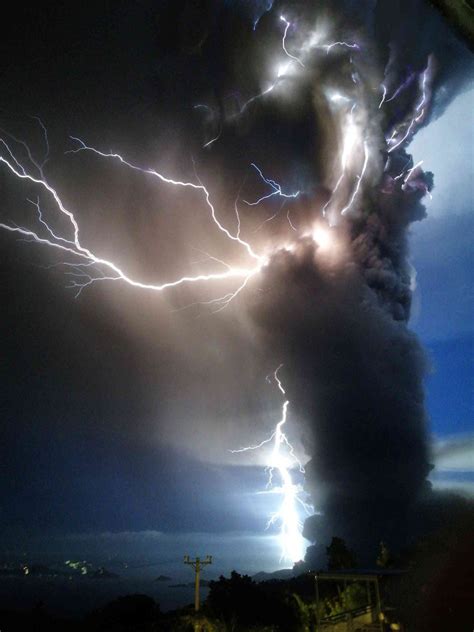 Eruption du volcan Taal les Philippines en état dalerte