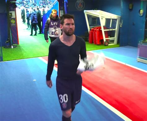 No Context Humans 👤 On Twitter Rt Vibesfoot Leo Messi Rentre Directement Aux Vestiaires