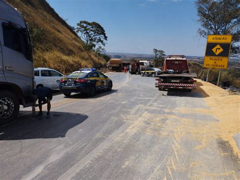 Carreta Tomba Espalha Carga De Milho E Interdita Trecho Da BR 262 Em