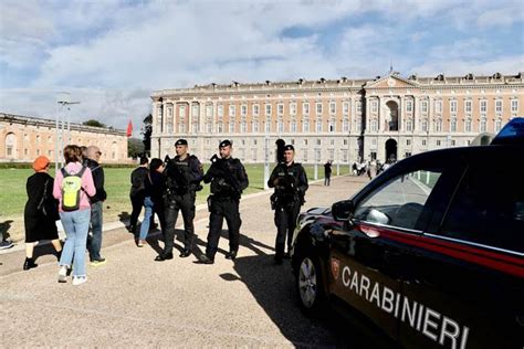 Sicurezza Reparti Speciali Dei Carabinieri Alla REGGIA Di CASERTA