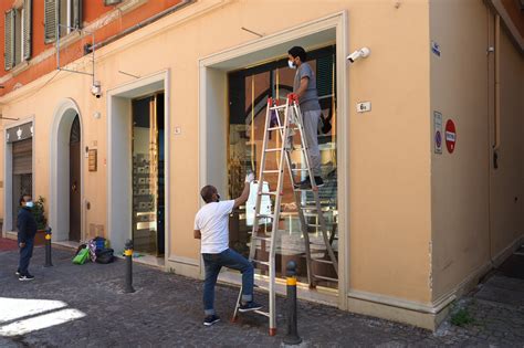 Fase 2 negozi locali e parrucchieri la riapertura è fissata il 18