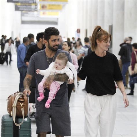 Pedro Scooby Recebe Cintia Dicker E A Filha Aurora Em Aeroporto No Rio