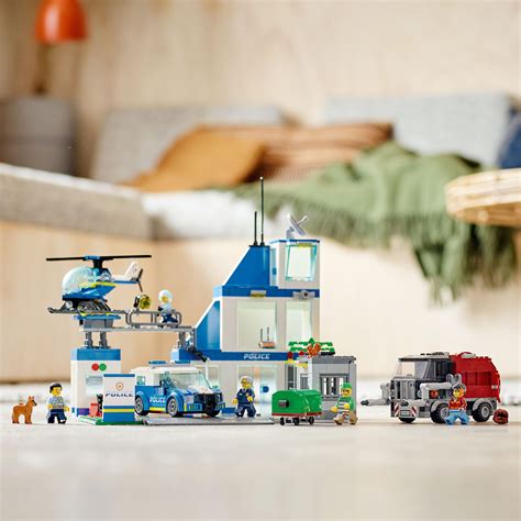 Купить Конструктор LEGO City Полицейский участок 668 деталей (60316 ...