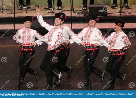 La Gente En Trajes Tradicionales Del Folclore Realiza La Danza Popular