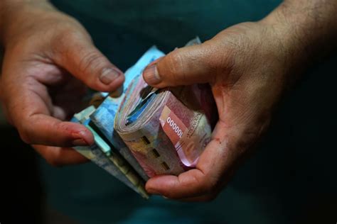 Nilai Rupiah Bergerak Melemah Waswas Rilis Data Inflasi As