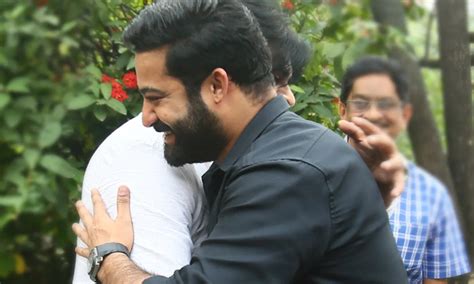 పవన్ ను హగ్ చేసుకున్న తారక్ ఎందుకంటే Ntr Hugs Pawan Kalyan After Watching Vakeel Saab Movie