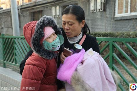 女儿患病后，妈妈每天跪地祷告，帮人按摩，洗刷自己的“过错”女儿跪地汪桂华新浪新闻